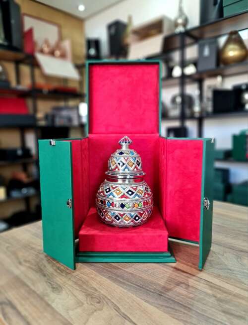 Potiche Céramique Artisanale Marocaine avec Boîte en Cuir Vert - Motif Bleu Or Géométrique – Image 2