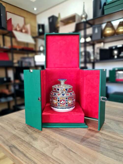 Vase Céramique Artisanale Marocaine avec Boîte en Cuir Vert - Motif Multicolore Floraux – Image 2