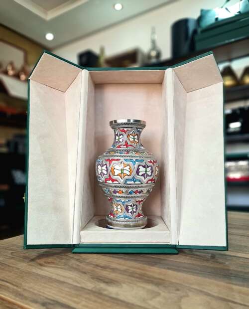Vase Céramique Marocain « Éclat des Médines » avec Boîte en Cuir Vert - Motif Géométrique Fête – Image 2