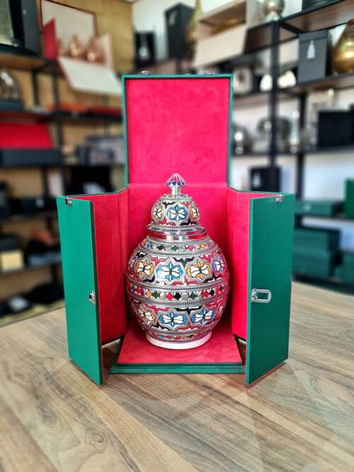Vase Céramique Artisanale Marocaine avec Boîte en Cuir Vert - Motif Multicolore Géométrique – Image 2