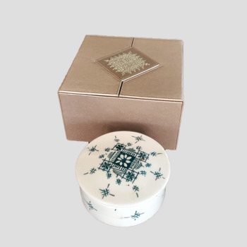 Boîte Ronde Céramique Artisanale Marocaine avec Étui en Cuir Doré - Motif Bleu Géométrique