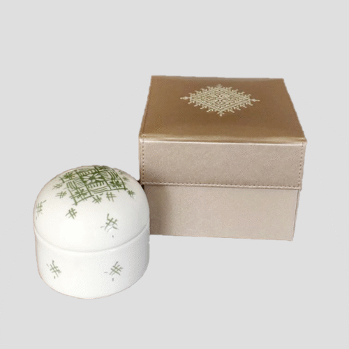 Boîte Ronde Céramique Artisanale Marocaine avec Étui en Cuir Doré - Motif Vert Géométrique – Image 3