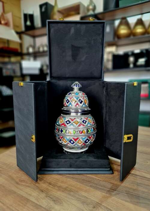 Vase Céramique Marocain « Trésor des Sables » avec Boîte en Cuir Noir - Motif Géométrique Émaillé – Image 2