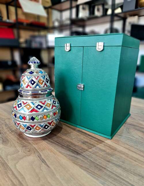 Potiche Céramique Artisanale Marocaine avec Boîte en Cuir Vert - Motif Bleu Or Géométrique – Image 3
