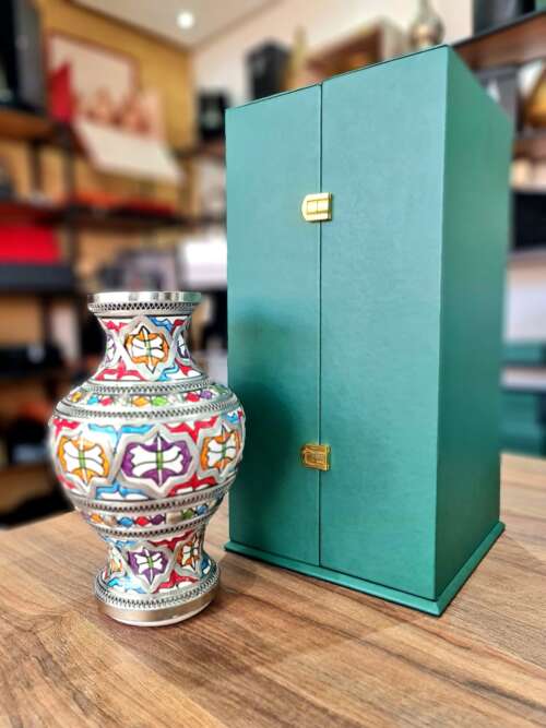 Vase Céramique Marocain « Éclat des Médines » avec Boîte en Cuir Vert - Motif Géométrique Fête – Image 3