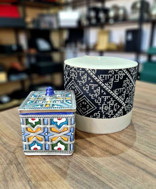 Coffret Céramique Artisanale Marocaine avec Étui en Tissu Bleu - Motif Géométrique Multicolore – Image 2