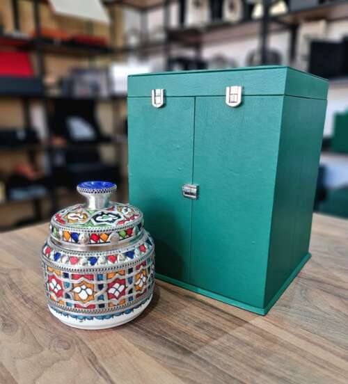 Vase Céramique Artisanale Marocaine avec Boîte en Cuir Vert - Motif Multicolore Floraux – Image 3